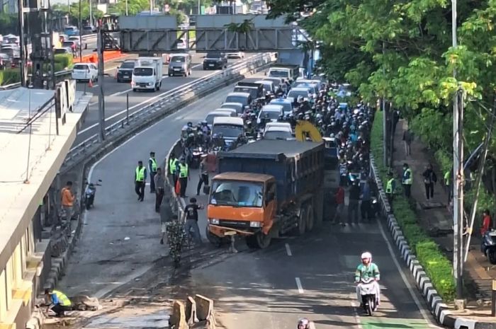Truk Hilang Kendali Hajar Pembatas Jalan di Gatot Subroto Jakarta, Kemacetan Mengular