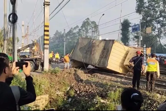 Kecelakaan Truk Dihajar KRL di Tangerang hingga Timpa 2 Pemotor: Korban Berjatuhan!