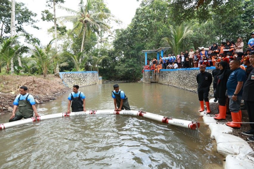 Trash Barirer Dipasang di Sungai Bate Songgon, Bupati Ipuk dan Sekolah Bergerak Selamatkan DAS