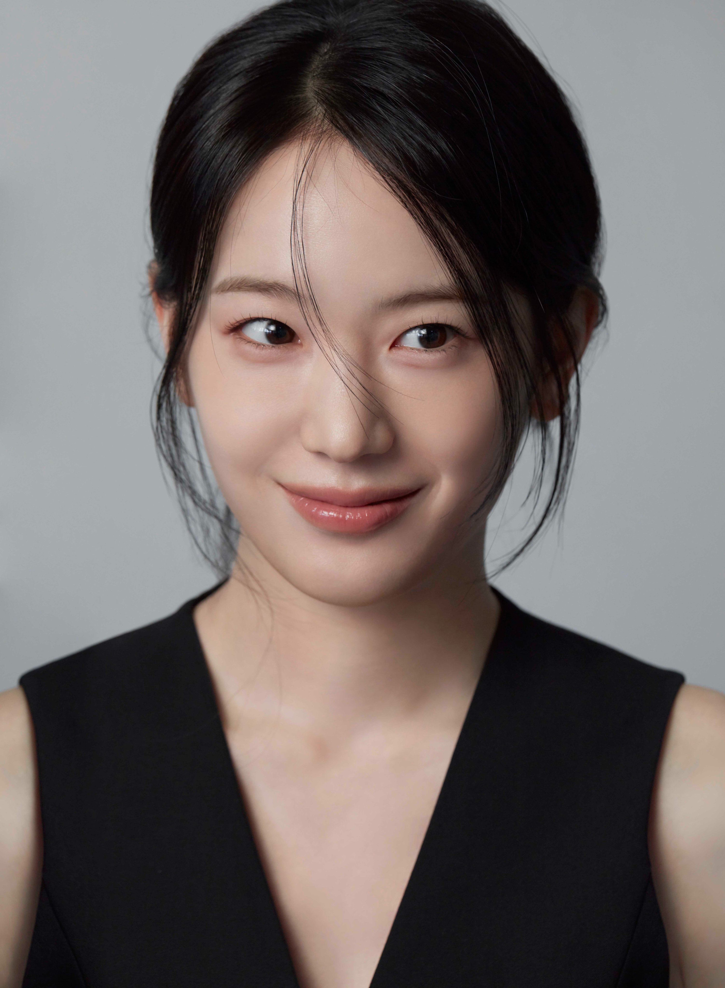 Foto Profil Terbaru Jang Gyuri Tampilkan Pesona Memikat dan Aura Lembut