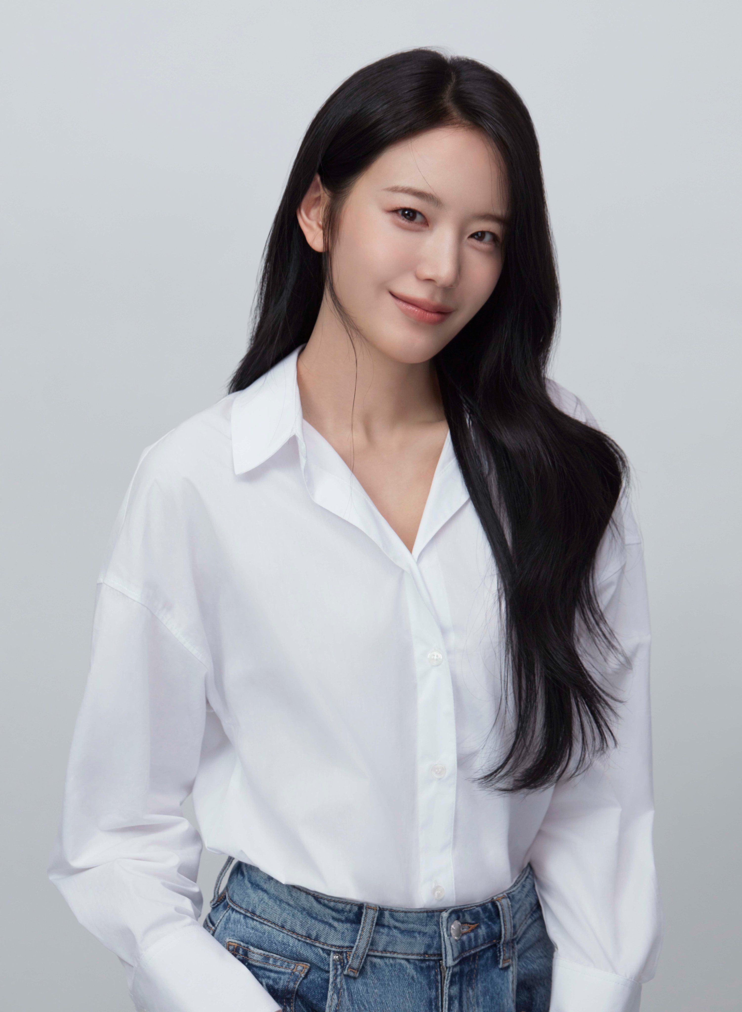 Foto Profil Terbaru Jang Gyuri Tampilkan Pesona Memikat dan Aura Lembut