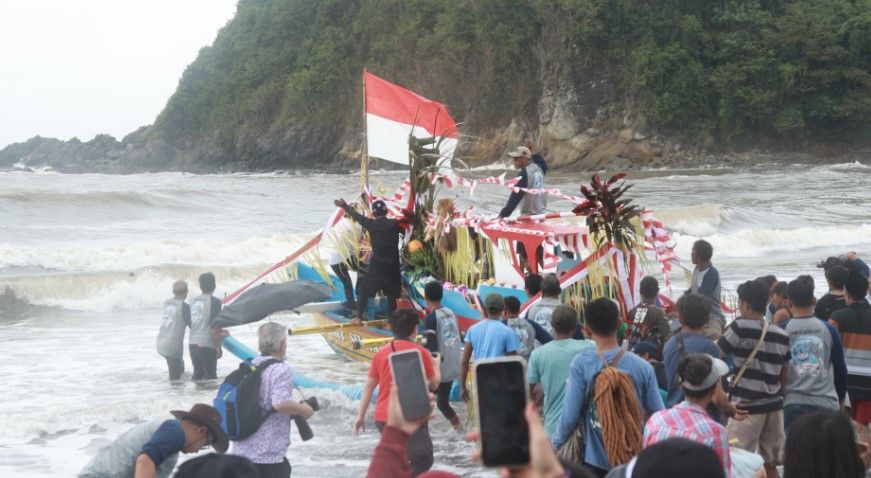 Meriahkan 1 Suro, Nelayan Lampon Banyuwangi Gelar Petik Laut Sebagai Sedekah Alam