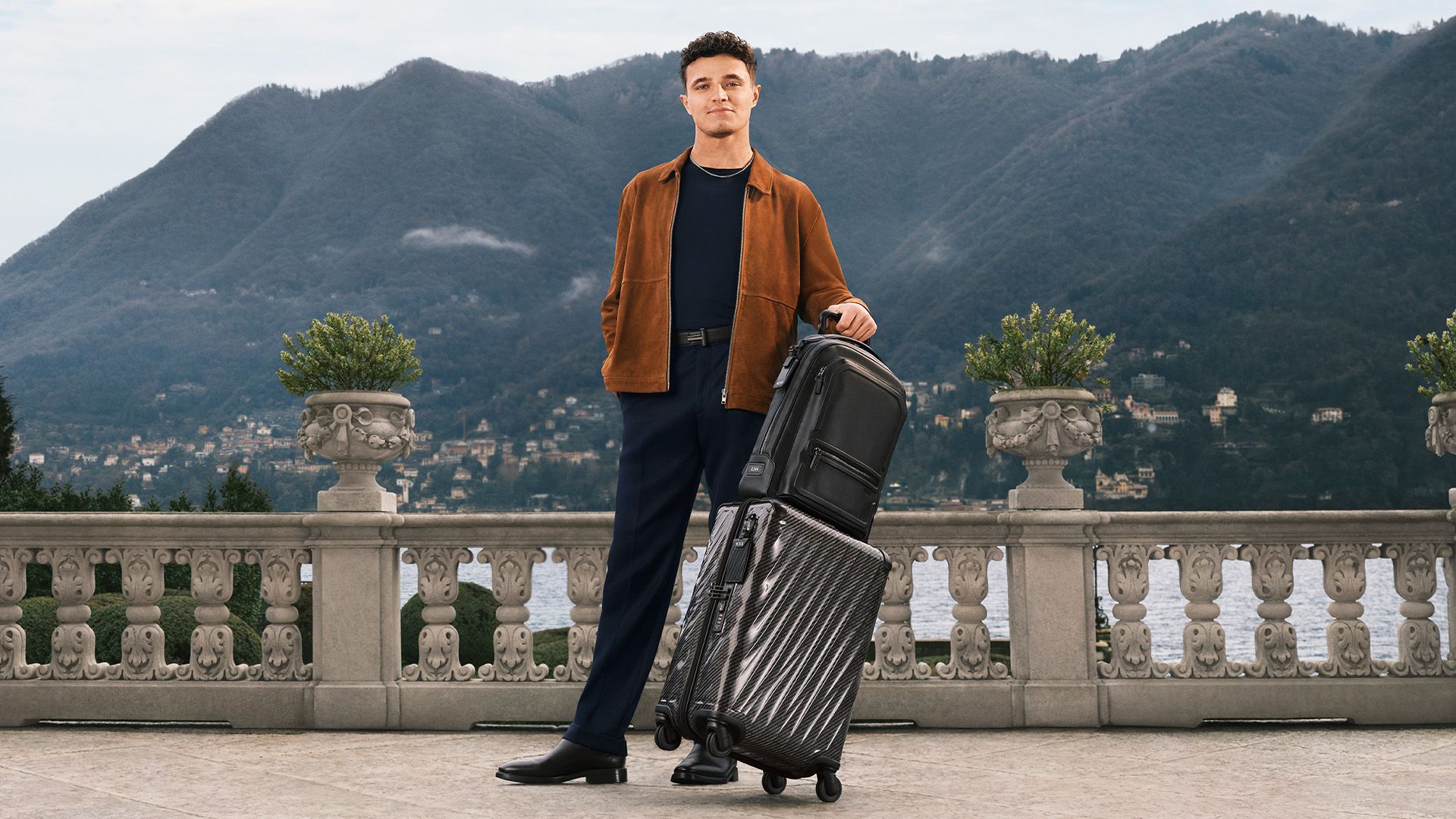Rehat Sejenak Dari Balapan, Lando Norris Menjalani Hobi Travelling dengan Gaya dan Jadi BA di Danau Como