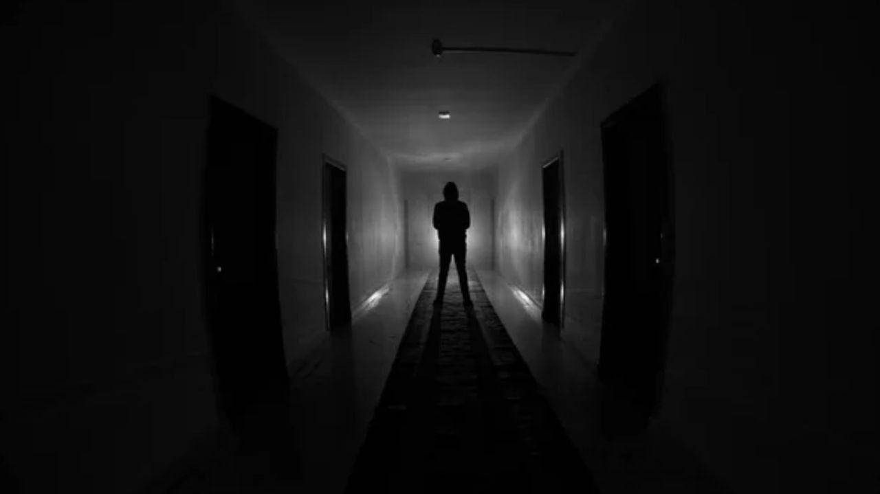 5 Arti Mimpi Melihat Sosok Hitam atau Bayangan Misterius Menurut Primbon Jawa