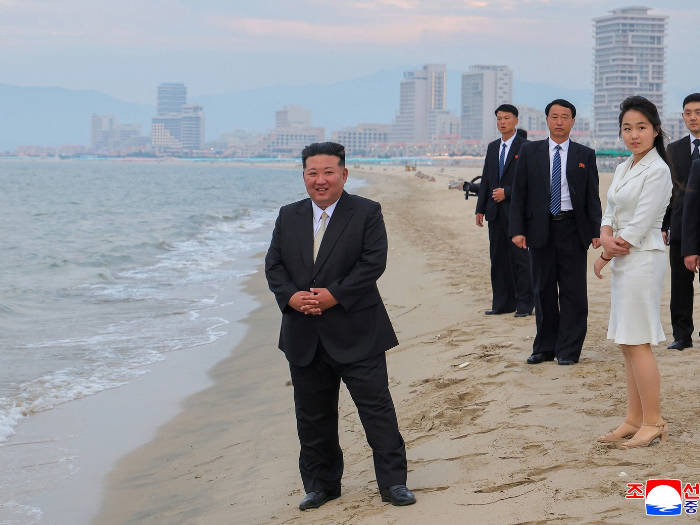 Kim Jong-un Pamer Resor Pantai Mewah Korea Utara, Santai di Pinggir Kolam