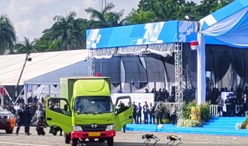 Puncak HUT Ke-79 Bhayangkara, Polri Unjuk Kebolehan Robot K9 Deteksi Bahan Peledak