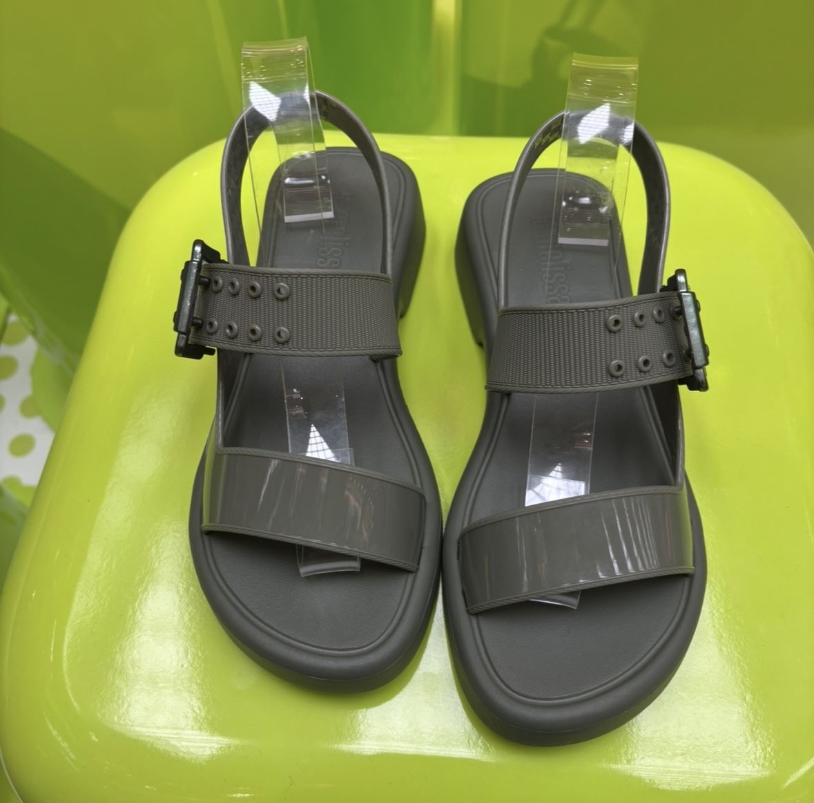 Intip Pop-Up Melissa di PIM 2, Kamu Bebas Try On Jelly Shoes sampai Dapetin Charm Lucu