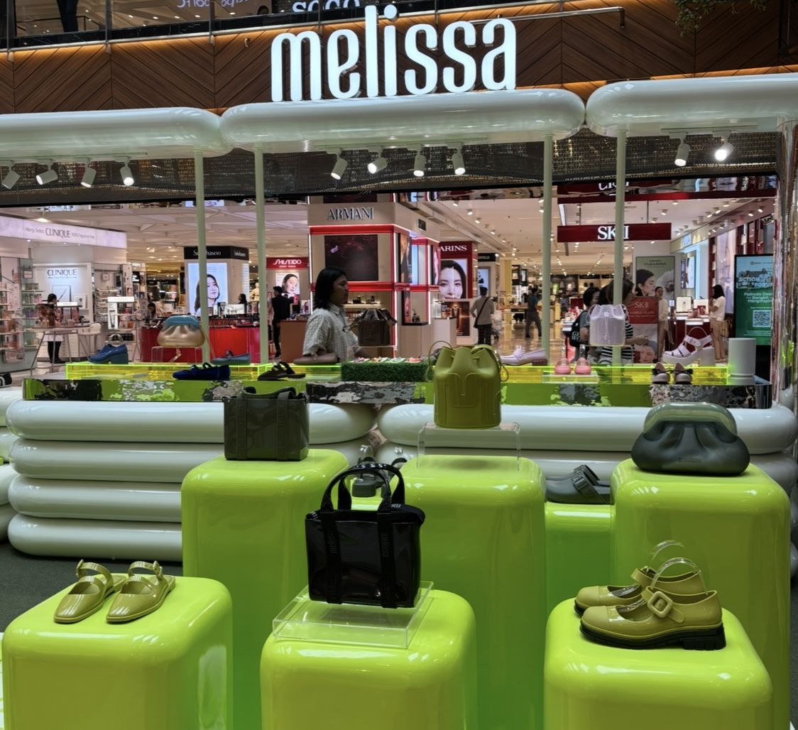 Intip Pop-Up Melissa di PIM 2, Kamu Bebas Try On Jelly Shoes sampai Dapetin Charm Lucu
