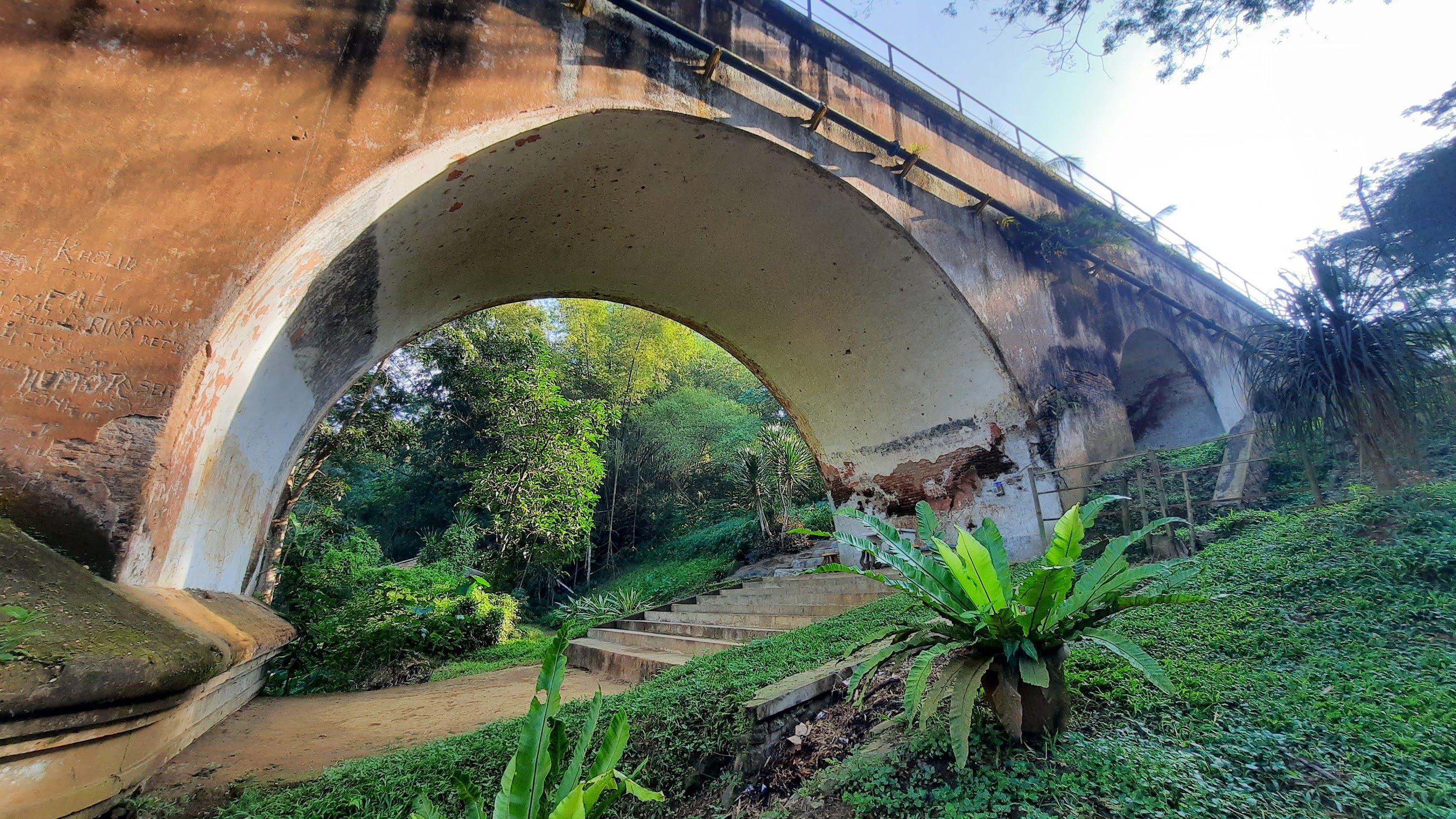 Sungai di Atas Jembatan: Keajaiban Kolonial Tersembunyi di Bululawang Malang
