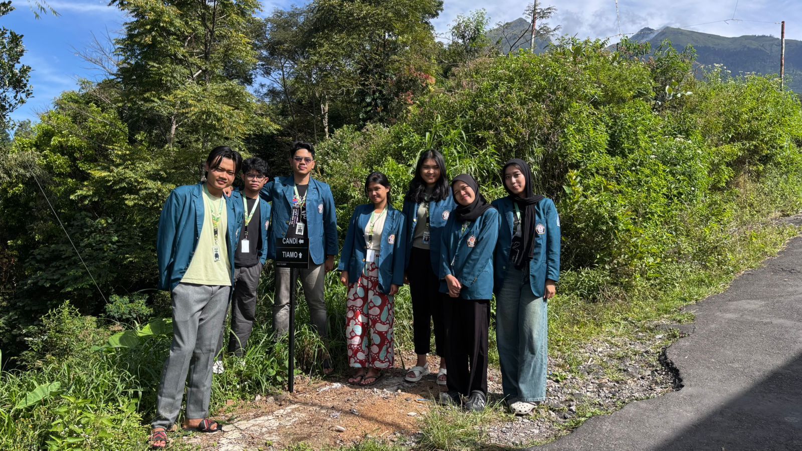 Dukung Akses Wisata Candi Sokowolu dan Tiamo, Mahasiswa KKN Undip Pasang Rambu Penunjuk Arah