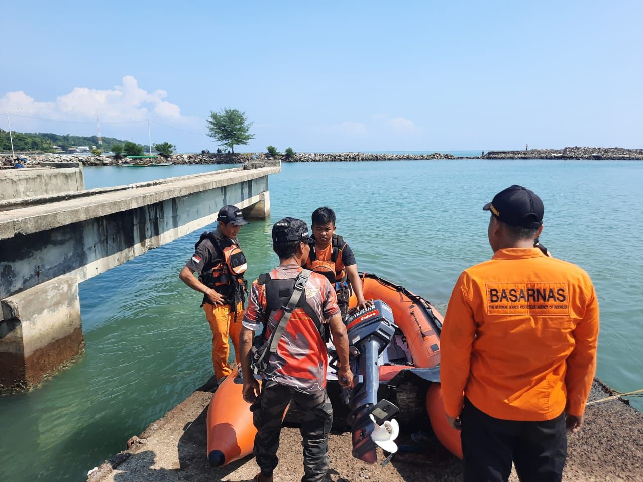 Tim SAR Banten Melakukan Pencari Di Hari Kedua Korban Terseret Ombak