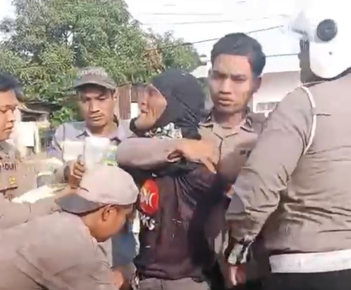 Viral ODGJ Ngamuk Bawa Sajam Ajak Duel Polisi di Jalanan