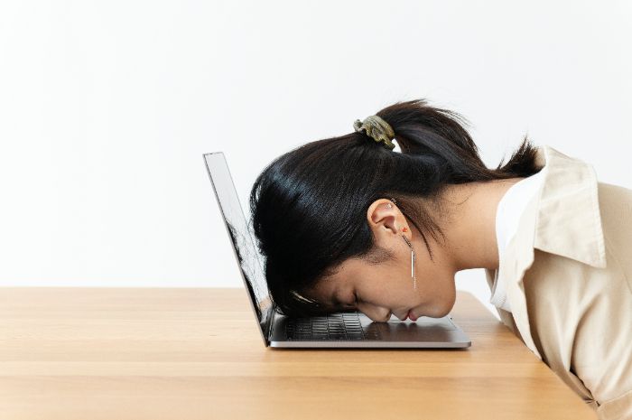 Pura-pura Sibuk demi Social Battery: Capek Mental atau Cuma Alasan?