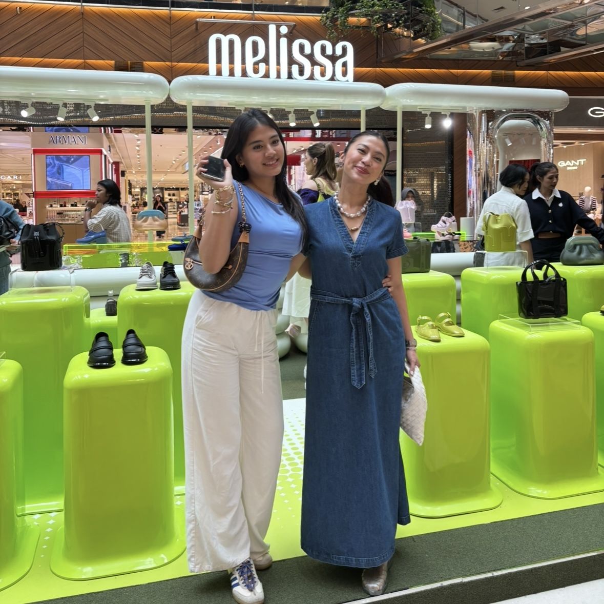 Intip Pop-Up Melissa di PIM 2, Kamu Bebas Try On Jelly Shoes sampai Dapetin Charm Lucu