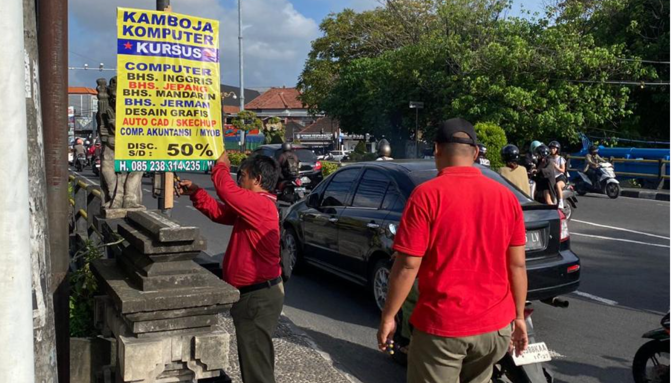 Demi Wajah Kota Lebih Rapi, Satpol PP Denpasar Tertibkan Puluhan Alat Promosi Ilegal
