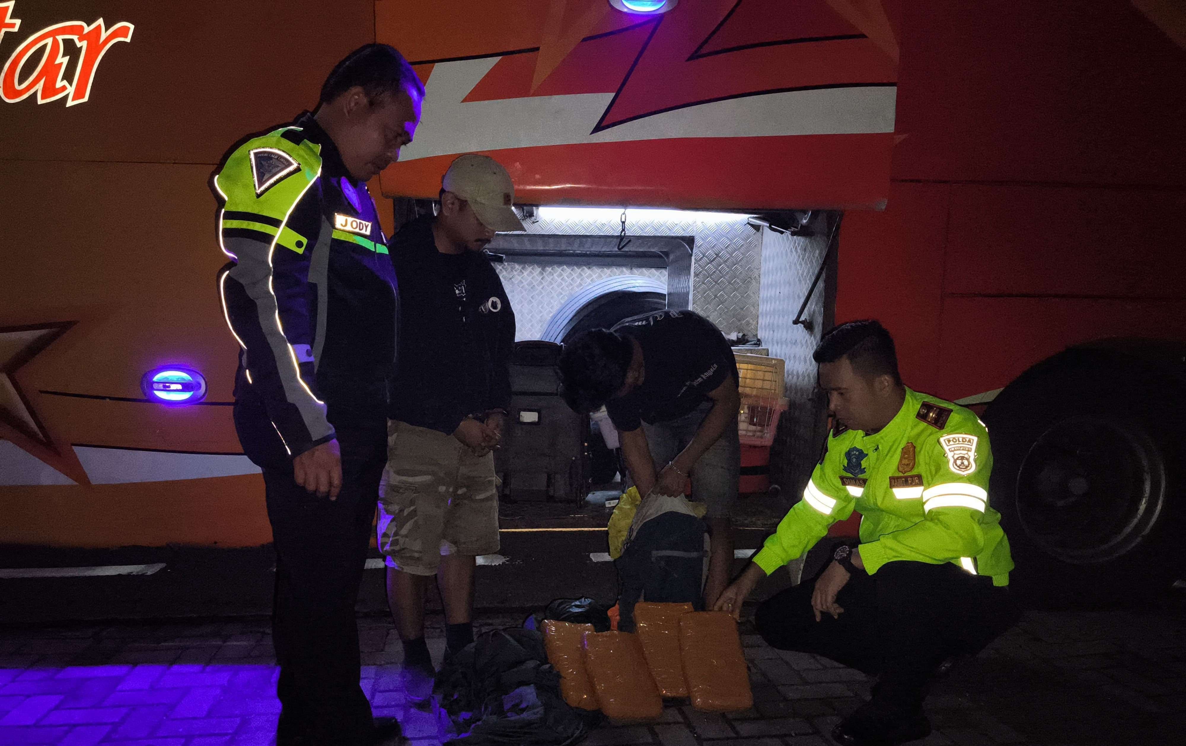 Bawa Ganja 4 Kg dalam Ransel, Pemuda Asal Medan Diringkus di Jalan Tol Lampung