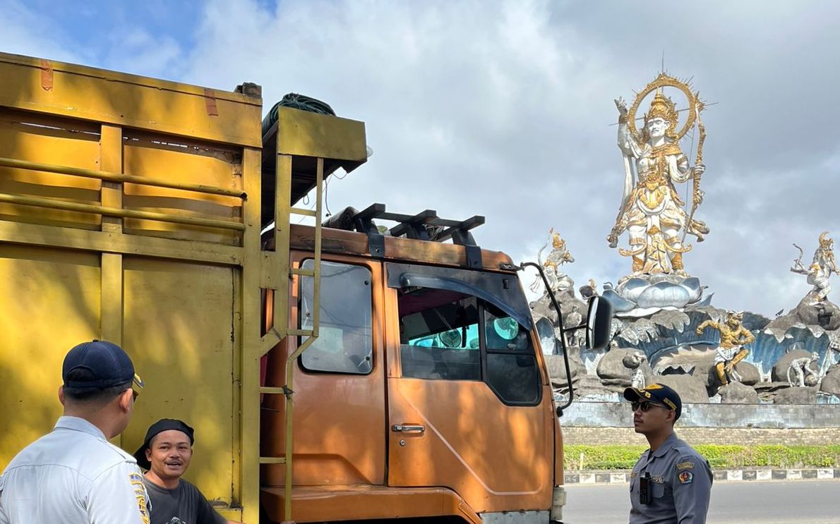 Jadi Biang Kemacetan, Dishub Denpasar Tertibkan Truk Parkir Sembarangan di Kawasan Patung Titi Banda