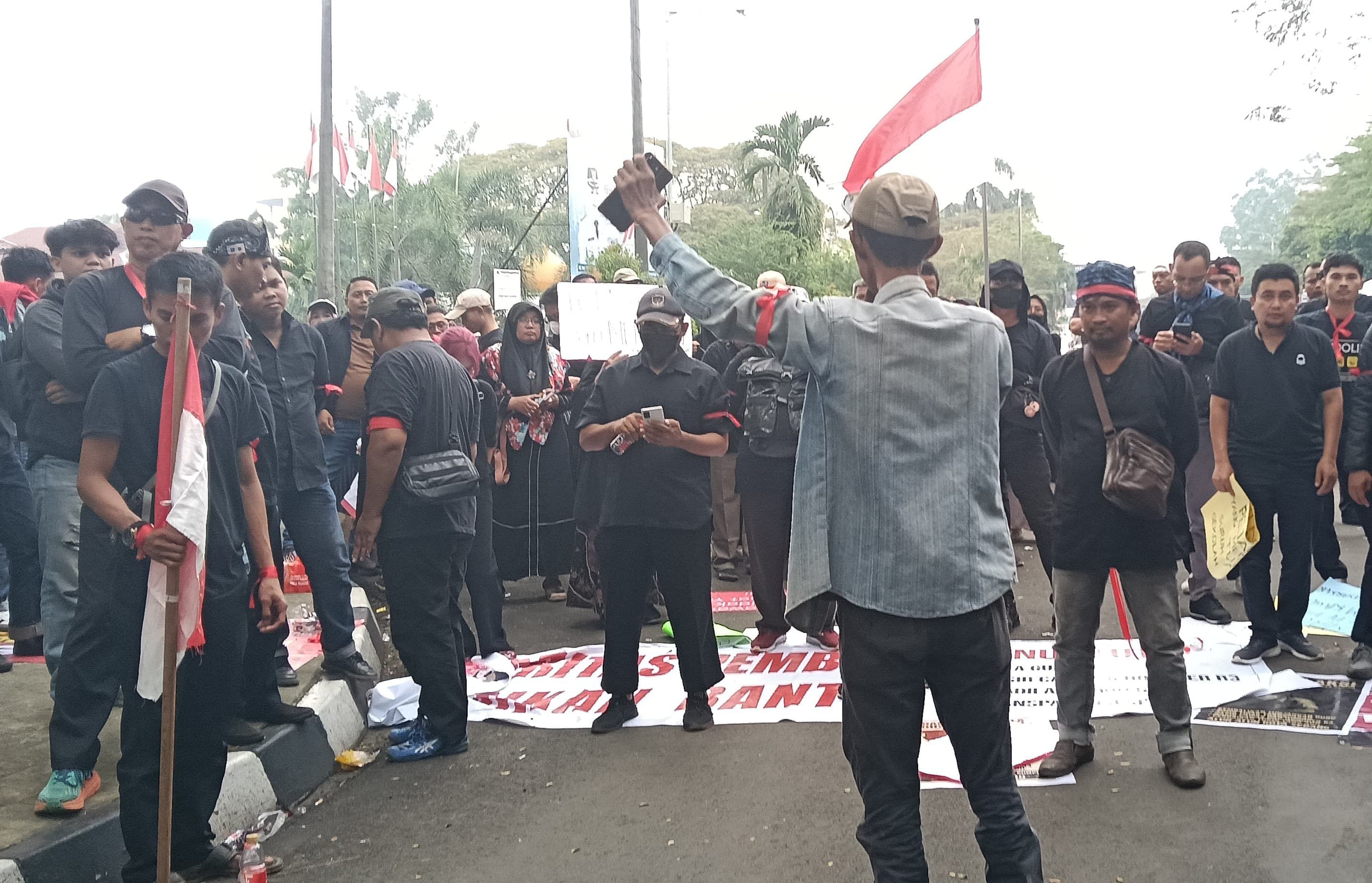 Buntut Kisruh SPMB dan Hak Tunjangan, Guru Blokir Rumah Dinas Gubernur Banten