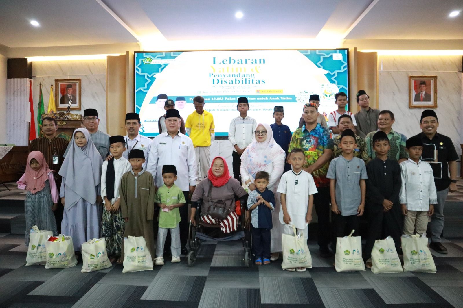 Lebaran Anak Yatim, Kanwil Kemenag Lampung Bagikan Paket Bingkisan