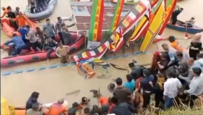 Berondo Ambyar! Bupati Kuansing Nyebur Bareng Istri di Pembukaan Pacu Jalur