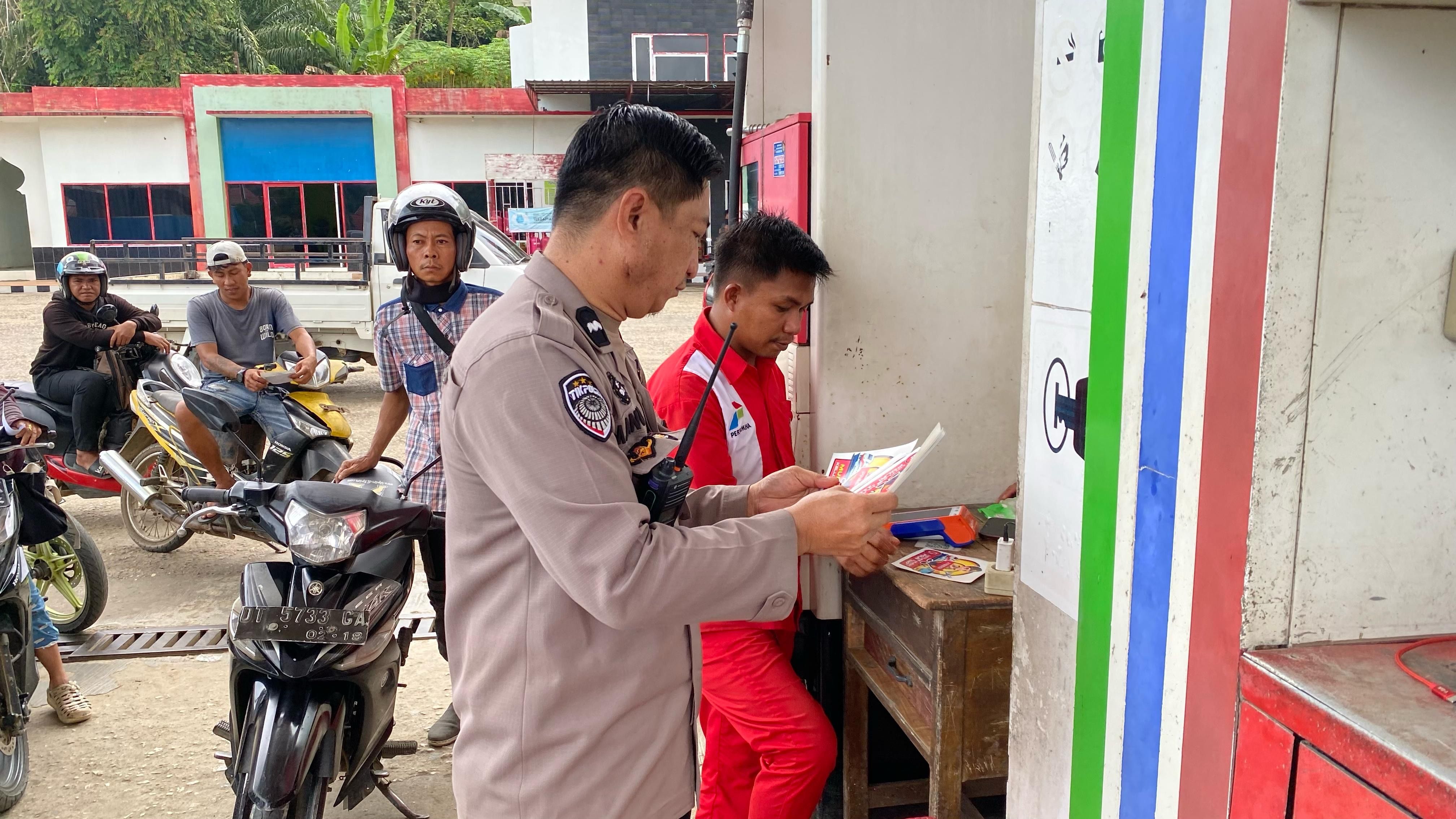 Polres Kolaka Timur Gencarkan Sosialisasi Layanan Darurat 110, Edukasi Masyarakat Lewat Pembagian Brosur