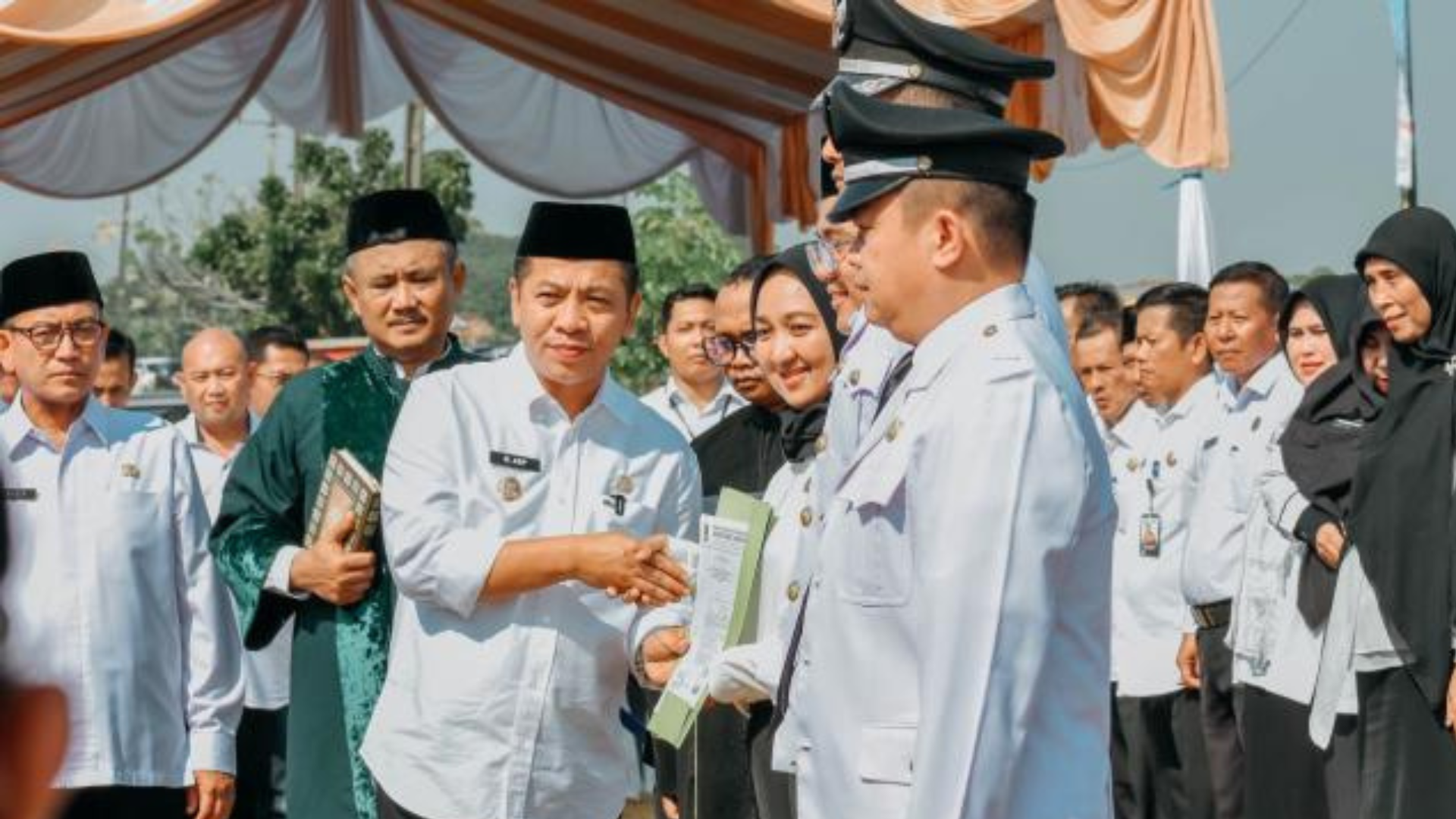 Bupati Karawang Lantik Pejabat Pemerintah Kabupaten di Areal pesawahan