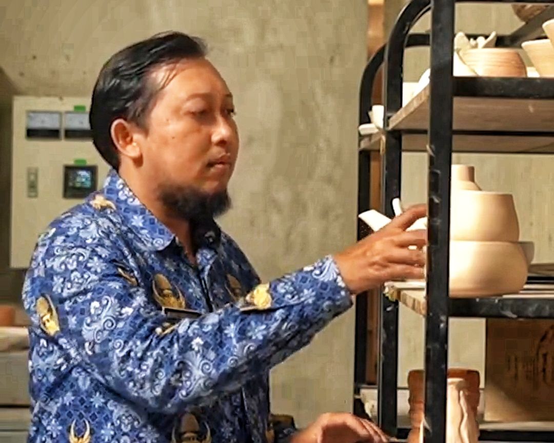 Dari Tungku yang Hampir Padam, Guru SMK 5 MALANG Ini Menyalakan Asa Lewat Karya Vokasi