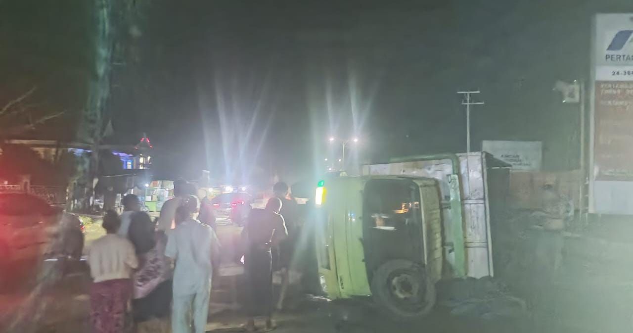 Truk Tabrak Pembatas Jalan hingga Hancur di Muara Bulian, Warga: Jalan Sini Gelap