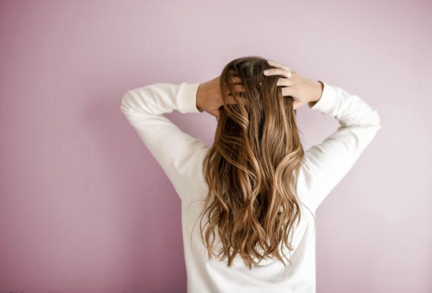Dokter Kecantikan Ini Ungkap Cara Merawat Rambut Agar Tetap Sehat dan Berkilau di Cuaca Tropis