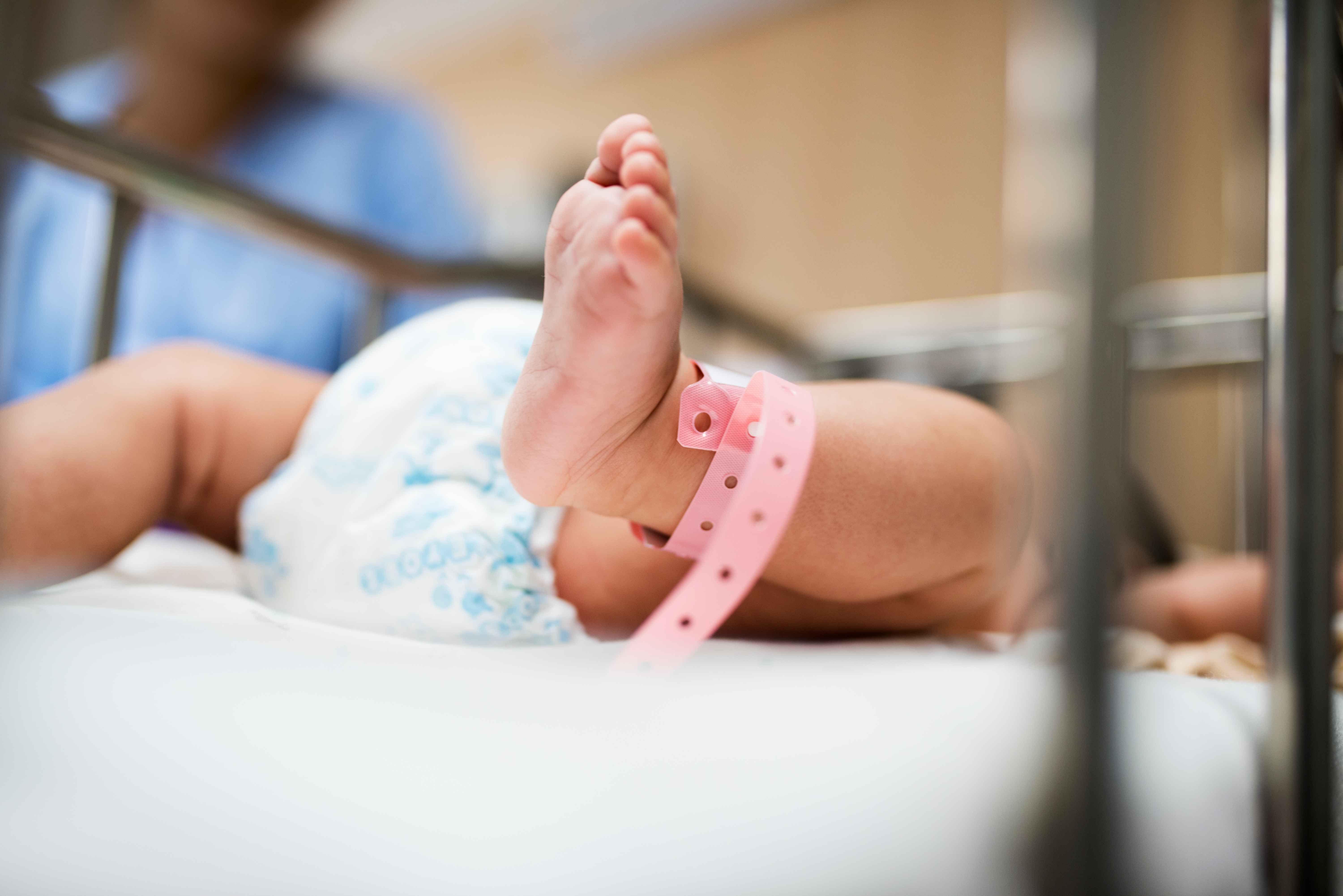 Bayi Baru Lahir Ditemukan di Kardus Depan Rumah Warga Baruga