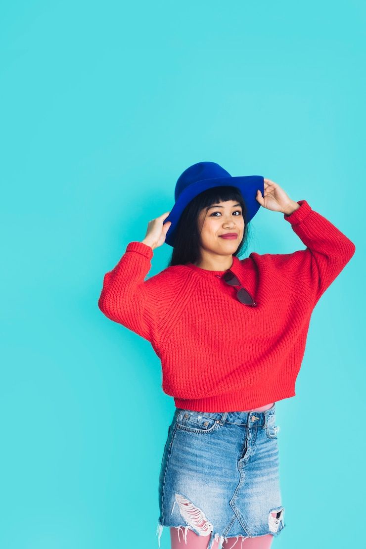 5 Cara Mix and Match Baju Merah Biar Stand Out tapi Gak Lebay