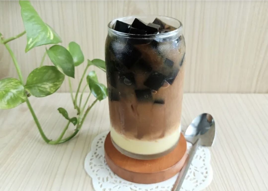 Solusi Penyelamat di Siang Yang Panas: Resep Es Teh Cincau Jely Khas Solo