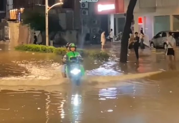 Ojol Naik Motor Listrik Terobos Banjir Bikin Warga Terpukau, Penumpang Berasa Jadi Selebriti!