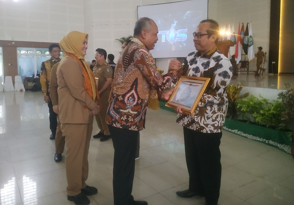Bangka Tim Tanggap Insiden Siber Dikukuhkan, PJ Sekda Bangka Terima Surat Tanda Registrasi dari BSSN