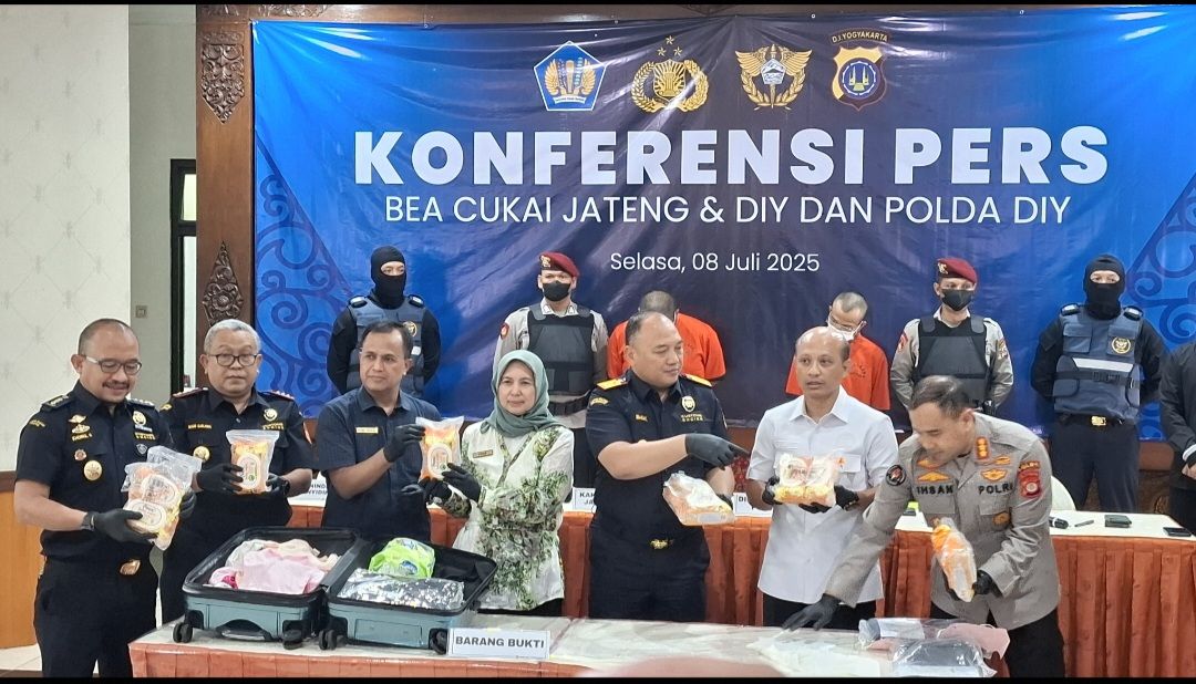 Bea Cukai dan Polda DIY Tangkap Dua Pria Sindikat Penyelundupan Narkoba Jenis Sabu Sebanyak 9 Kg di Bandara YIA : 1 WN Malaysia DPO