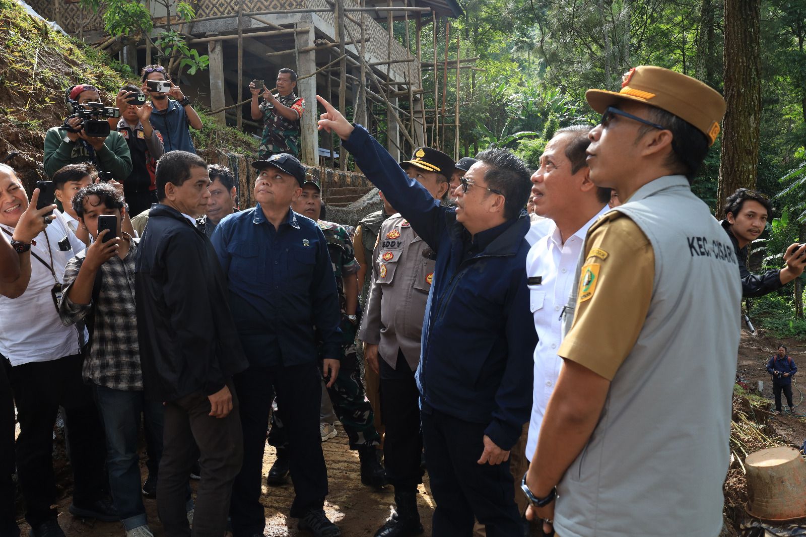Menteri KLH Tinjau Lokasi Longsor di Puncak, Tegaskan Langkah Hukum atas Bangunan Ilegal