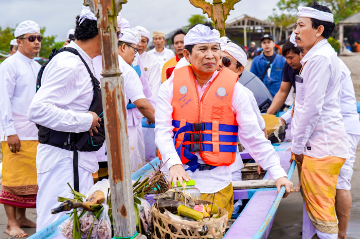 Bupati Adi Arnawa Mulang Pakelem di Segara Batu Bolong