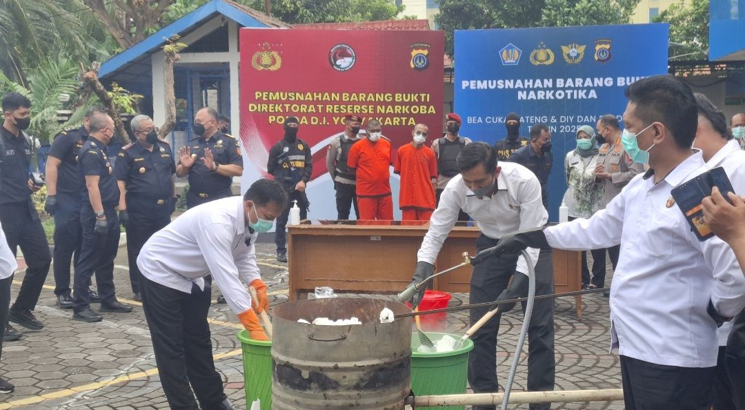 Bea Cukai dan Polda DIY Tangkap Dua Pria Sindikat Penyelundupan Narkoba Jenis Sabu Sebanyak 9 Kg di Bandara YIA : 1 WN Malaysia DPO