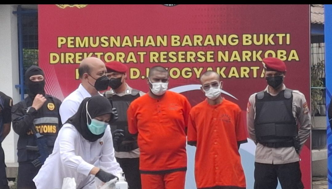 Bea Cukai dan Polda DIY Tangkap Dua Pria Sindikat Penyelundupan Narkoba Jenis Sabu Sebanyak 9 Kg di Bandara YIA : 1 WN Malaysia DPO