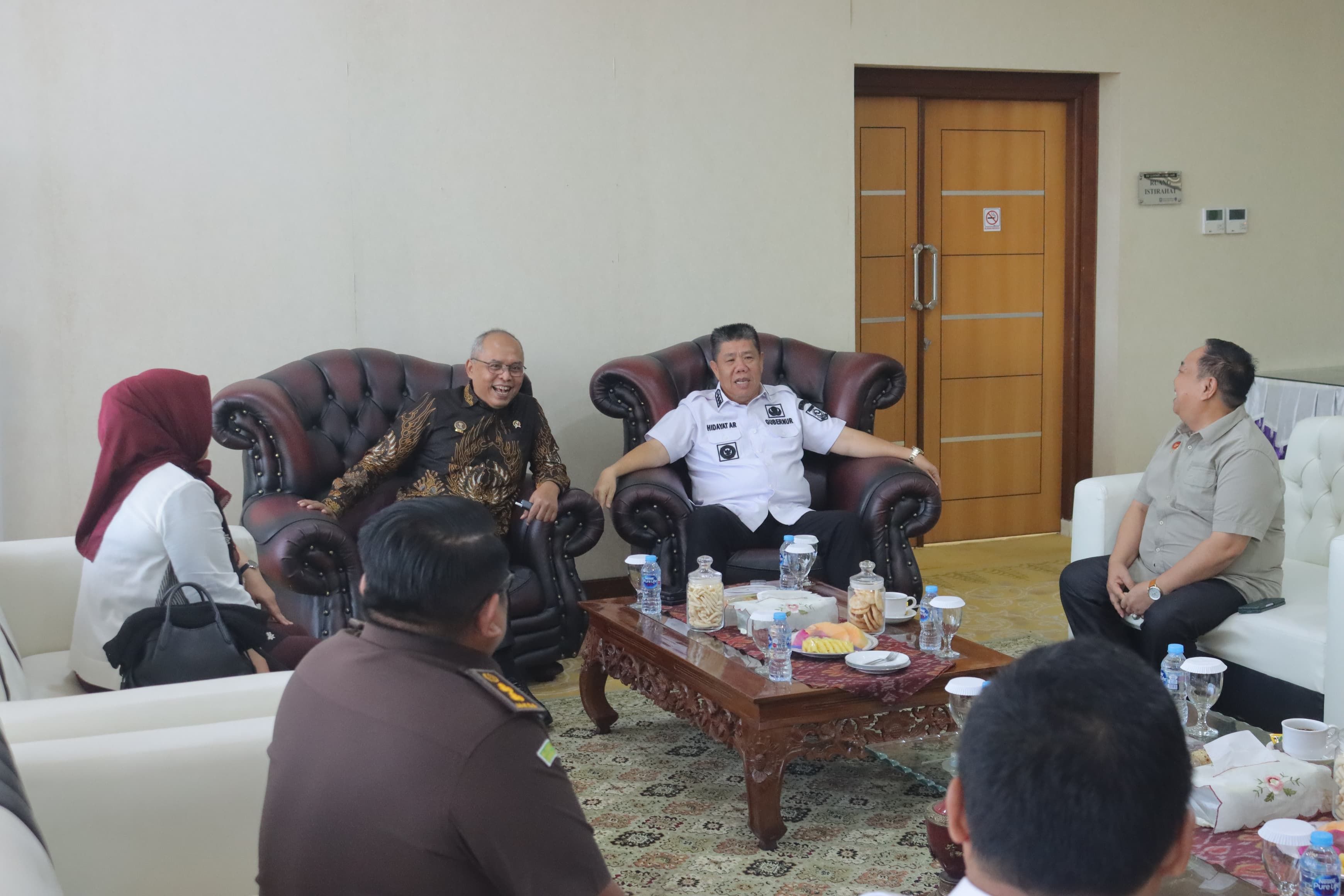 Usai Kukuhkan Tim Tanggap Insiden Siber se-Babel, Gubernur Hidayat Arsani Antar Kepulangan Nugroho Sulistyo Budi
