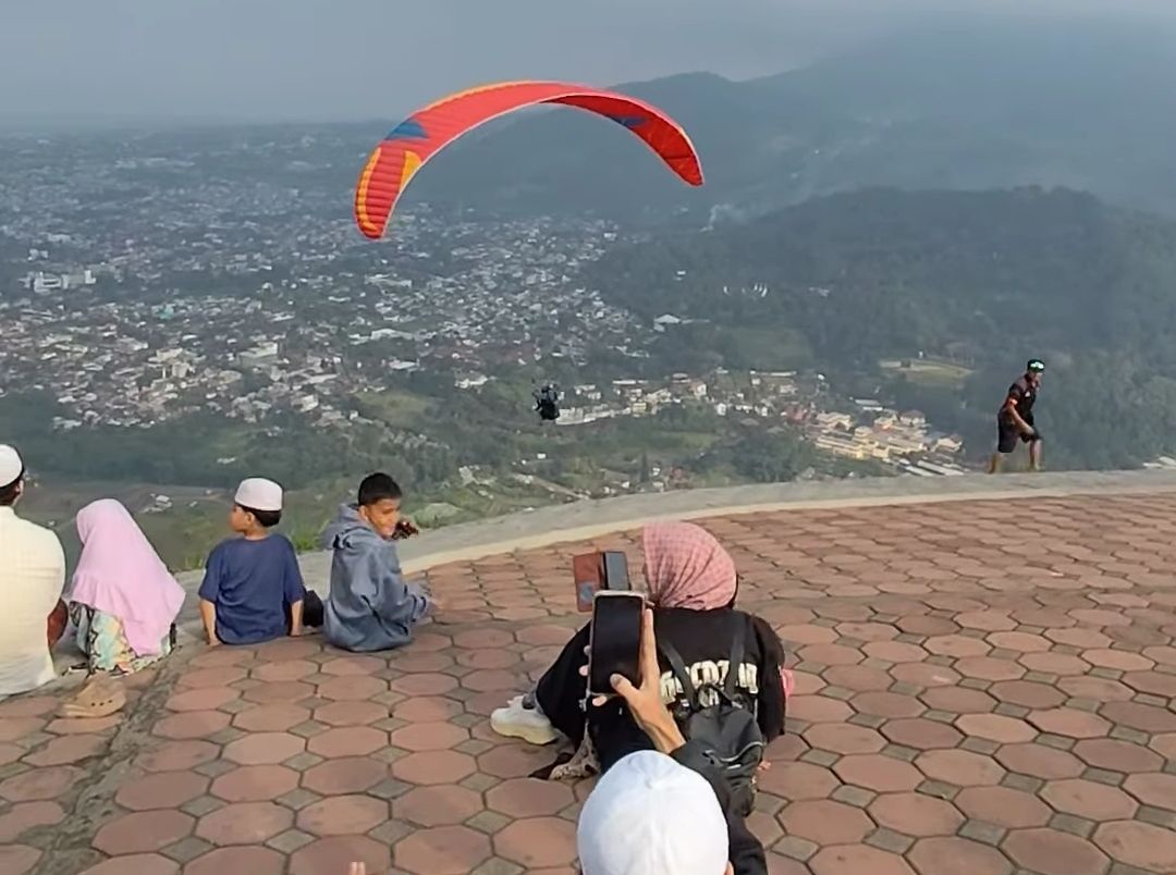 Menikmati Keindahan Gunung Banyak Kota Batu di Sore Hari Bisa Saksikan Paralayang Lepas Landas