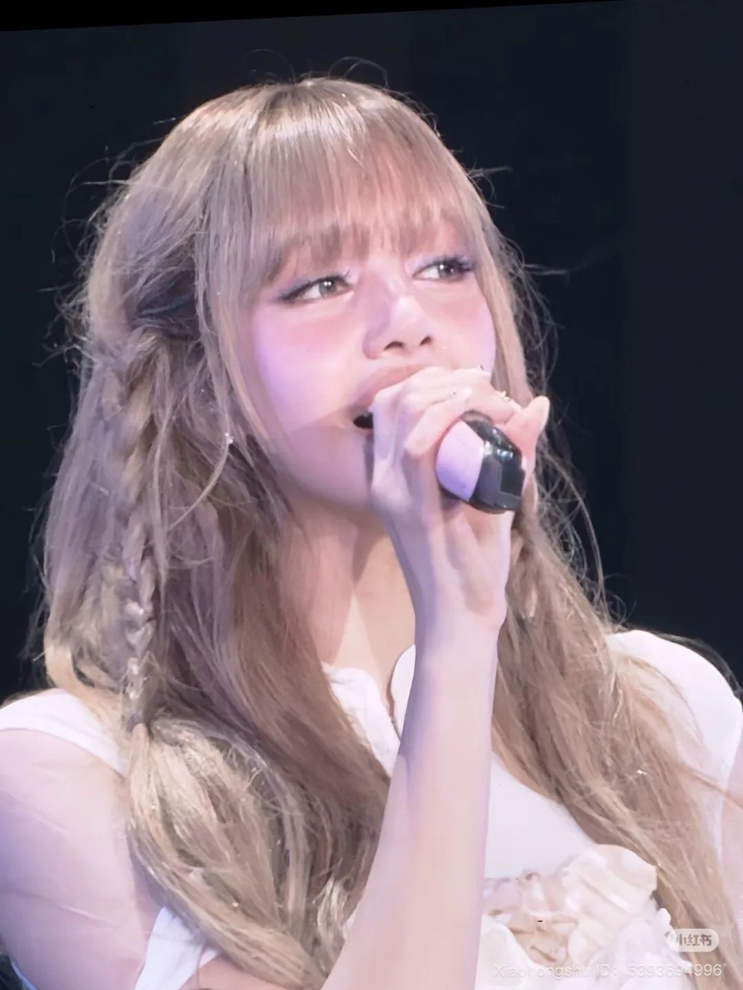 Tampil Bak Boneka, Lisa BLACKPINK Bikin Netizen Terpukau dengan Visualnya di Konser Deadline