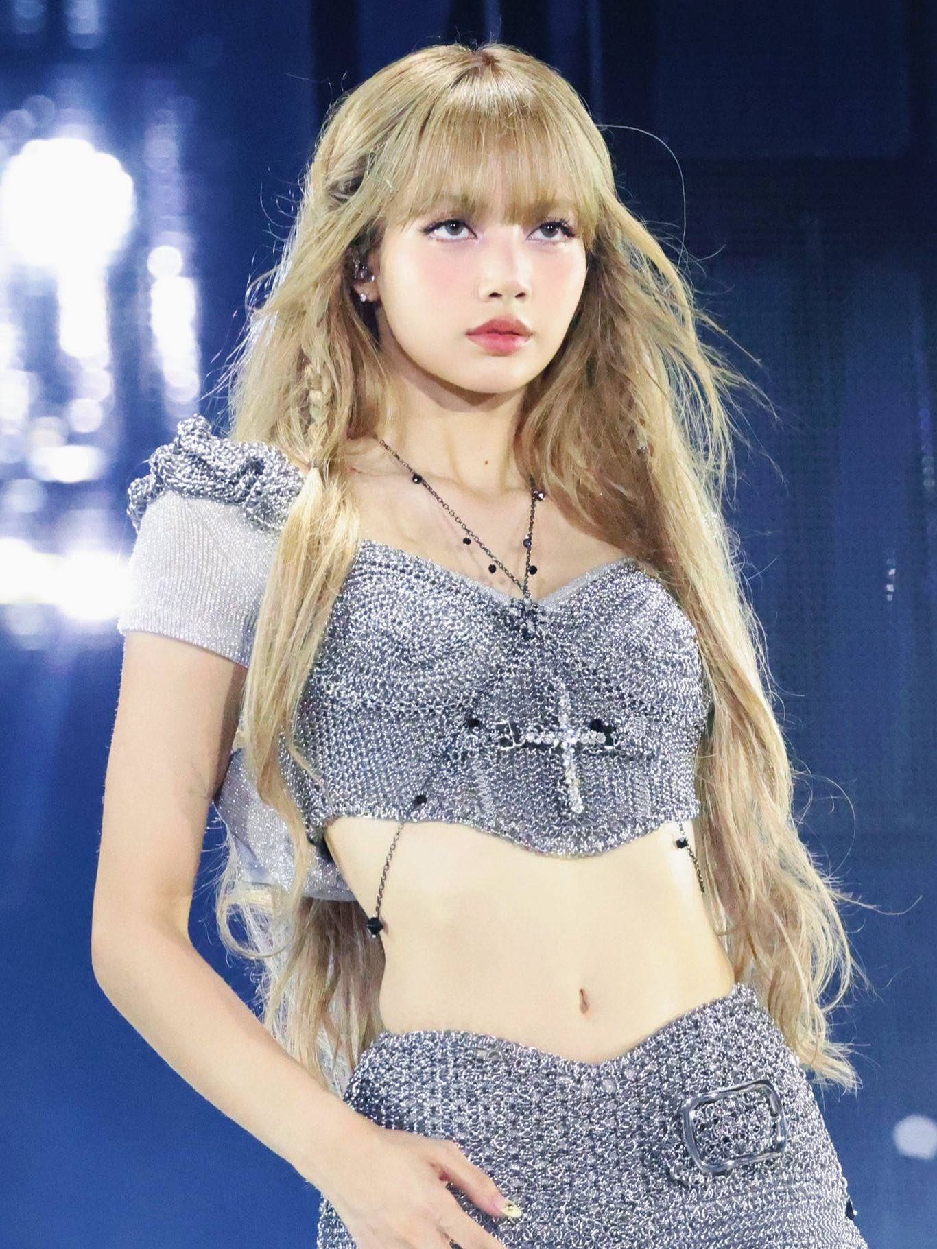 Tampil Bak Boneka, Lisa BLACKPINK Bikin Netizen Terpukau dengan Visualnya di Konser Deadline