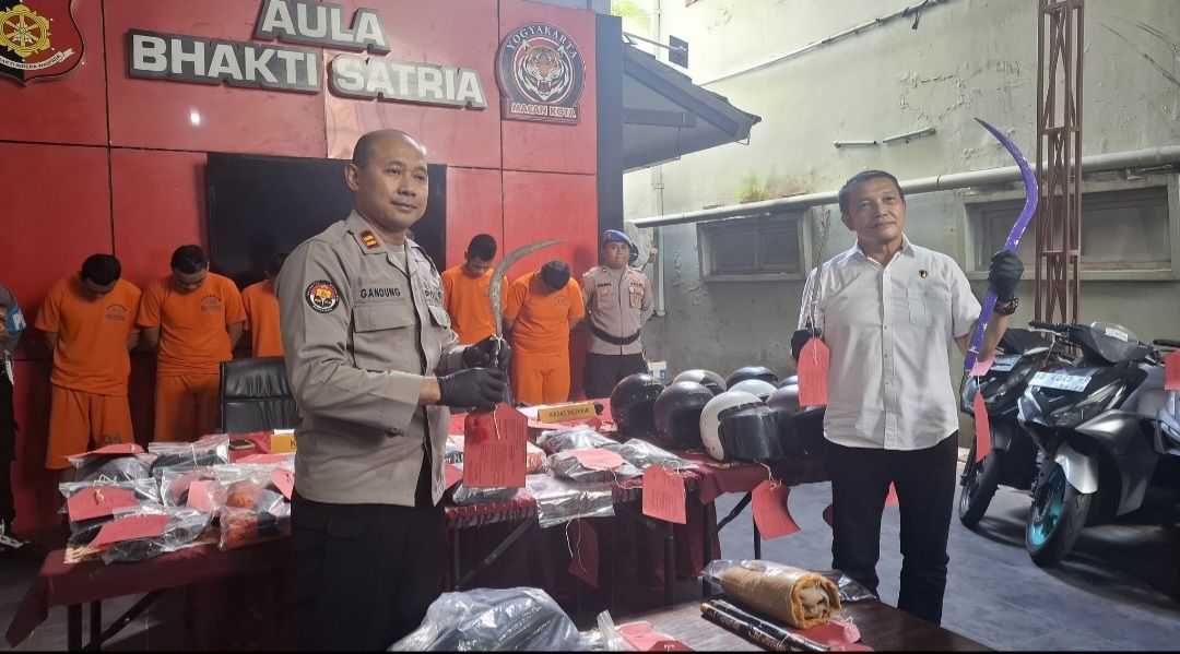 Libatkan Anak dibawah Umur, 10 Pelaku Tawuran Dua Geng di Kota Yogya diringkus Polisi : Belasan Orang DPO