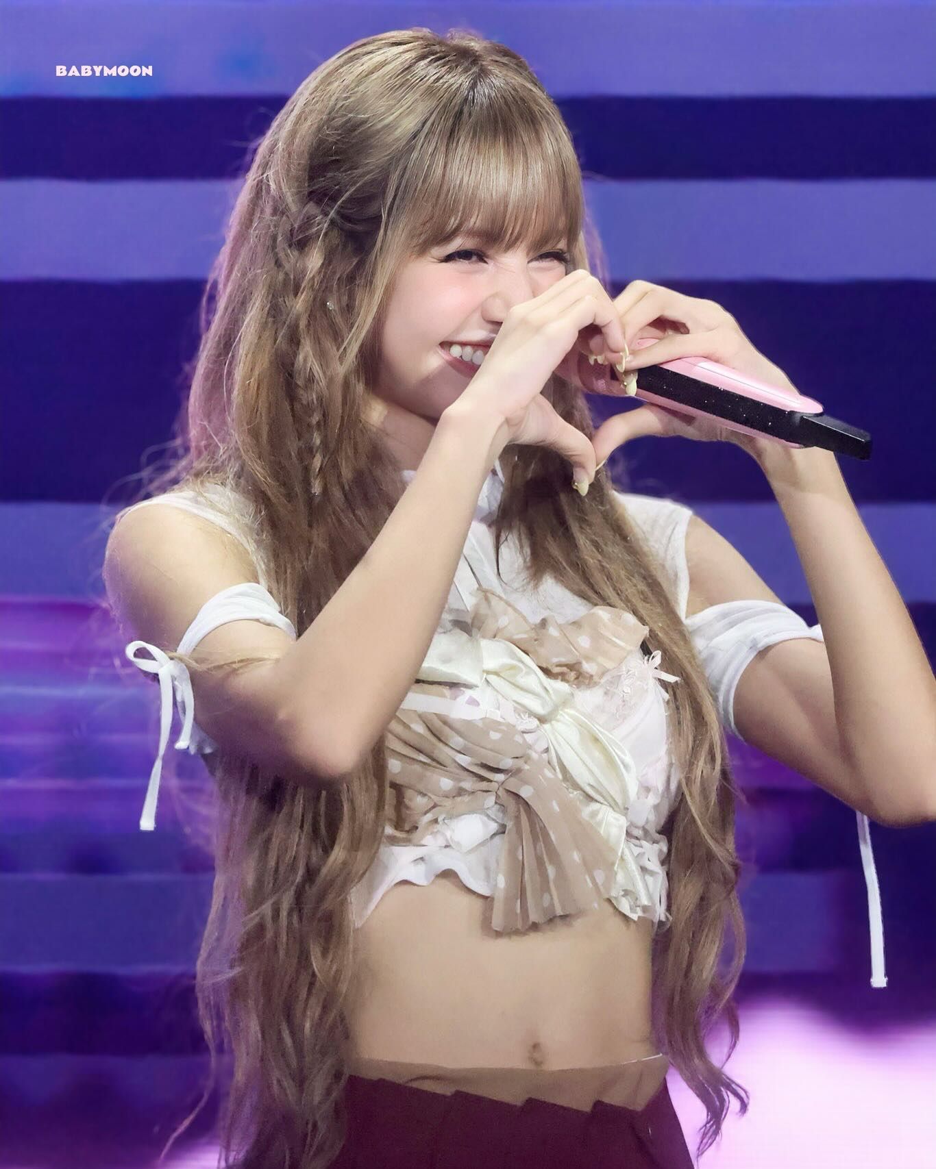 Tampil Bak Boneka, Lisa BLACKPINK Bikin Netizen Terpukau dengan Visualnya di Konser Deadline