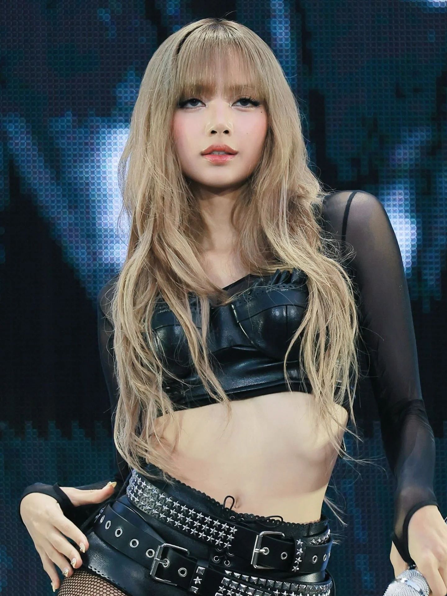 Tampil Bak Boneka, Lisa BLACKPINK Bikin Netizen Terpukau dengan Visualnya di Konser Deadline