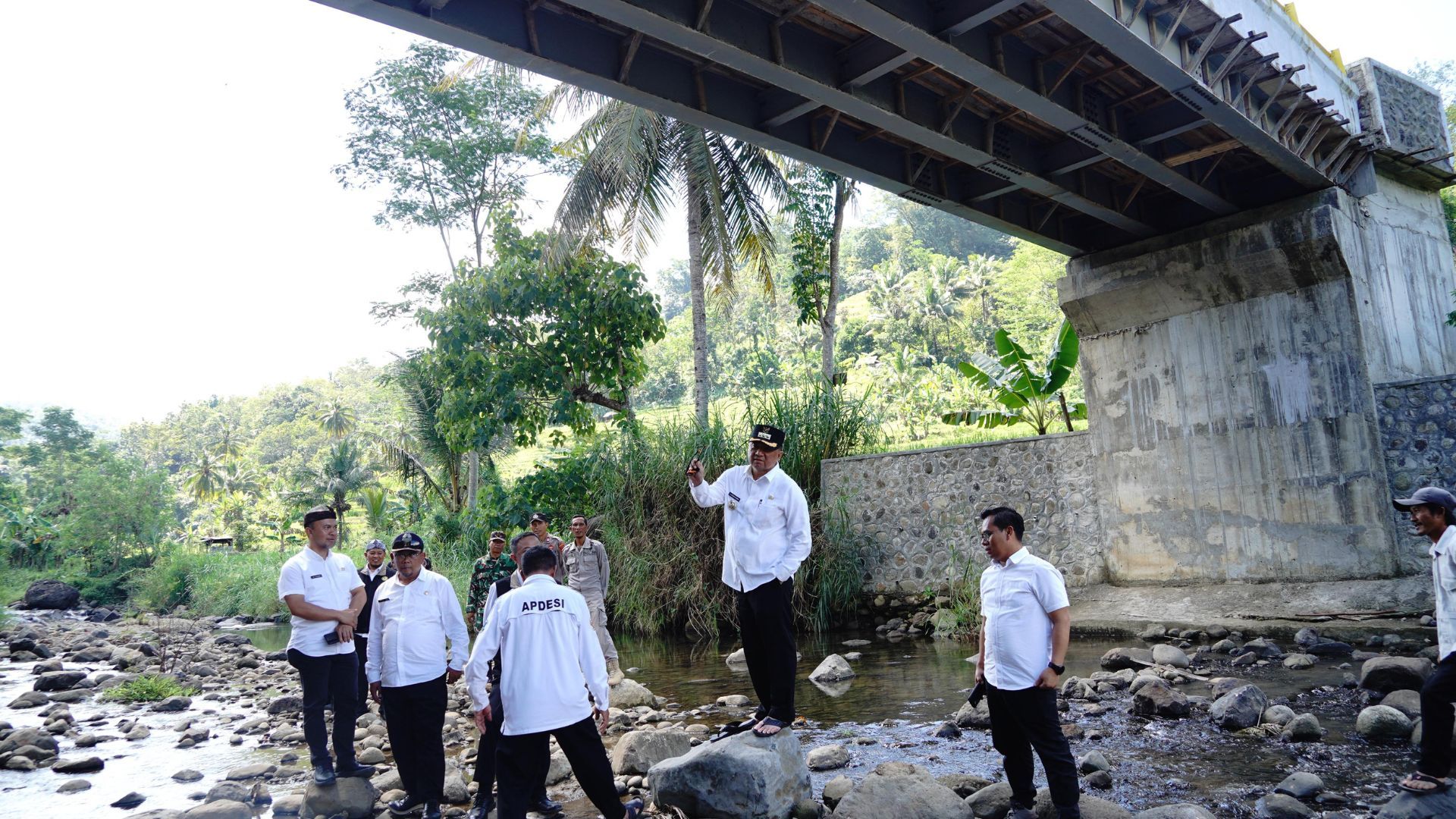 Bupati Garut Tinjau Langsung Jembatan Cibera, Proyek Akan Dilanjutkan pada 2026