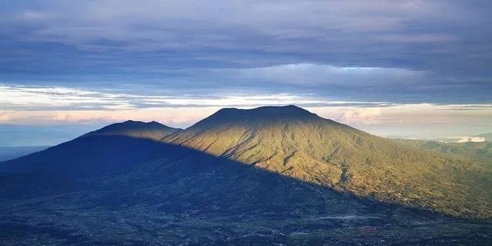 3 Gunung Tertinggi Di Sumatera Barat: Ada Gunung Favoritmu?