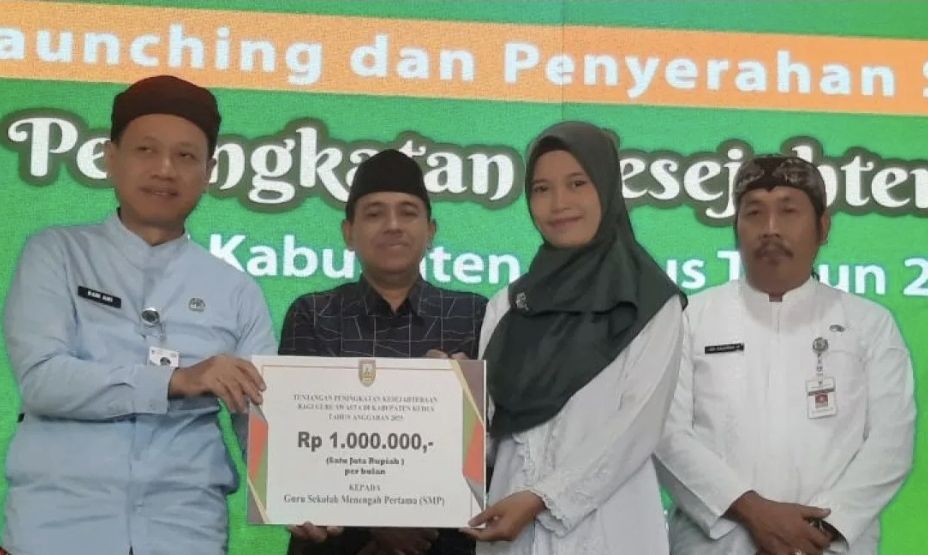 Apresiasi untuk Pahlawan Tanpa Tanda Jasa! Guru Swasta di Kudus Terima Tunjangan Rp1 Juta