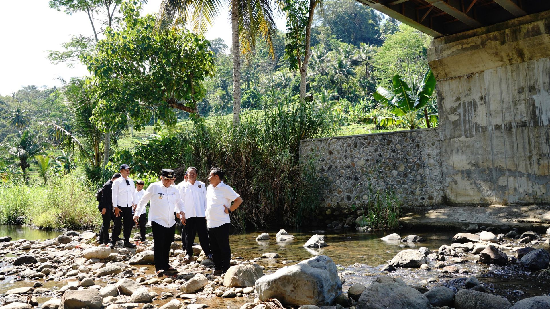 Bupati Garut Tinjau Langsung Jembatan Cibera, Proyek Akan Dilanjutkan pada 2026
